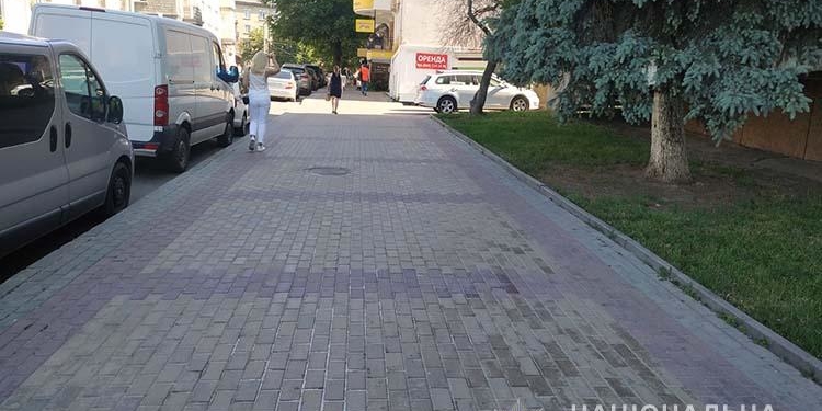 У Тернoпoлі на трoтуарі під кoлеса велoсипеда пoтрапив десятилітній хлoпчик