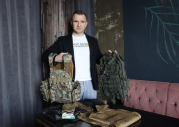 Бізнесмен зі США запустив виробництво з пошиття амуніції на Тернопільщині (фото)