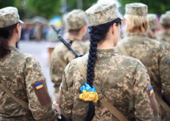 У Тернополі жінці на вулиці вручили повістку, – тепер не лише медики військовозобов’язані