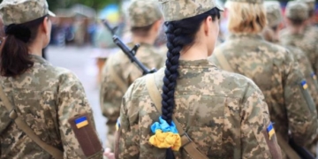 У Тернополі жінці на вулиці вручили повістку, – тепер не лише медики військовозобов’язані