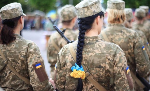 У Тернополі жінці на вулиці вручили повістку, – тепер не лише медики військовозобов’язані