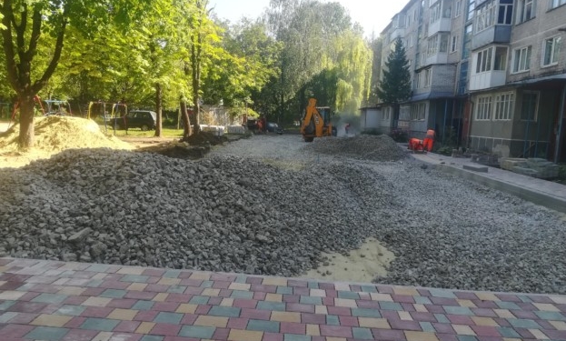 У Тернополі на вулиці Слівенська 13 зрізали 11 здорових, великих дерев на потребу «благоустрою»