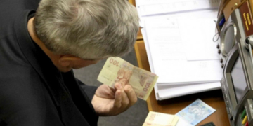 Народні обранці в період війни вирішили підняти собі заробітні плати