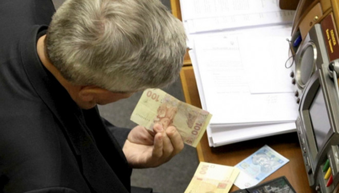 Народні обранці в період війни вирішили підняти собі заробітні плати