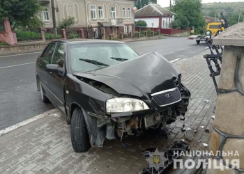 На Тернопільщині авто врізалося в металеву огорожу: є травмовані