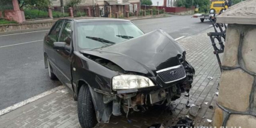 На Тернопільщині авто врізалося в металеву огорожу: є травмовані