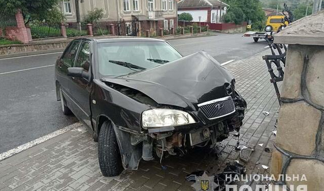На Тернопільщині авто врізалося в металеву огорожу: є травмовані