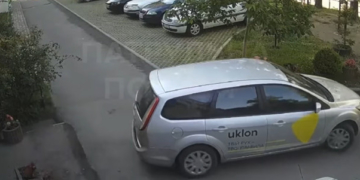 У Тернополі водій ford, наче навмисне, розїхав клумби біля будинку і втік з місця ДТП