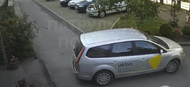 У Тернополі водій ford, наче навмисне, розїхав клумби біля будинку і втік з місця ДТП