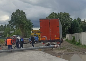 ДТП у Тернополі: водій вантажівки збив електроопору