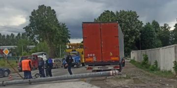 ДТП у Тернополі: водій вантажівки збив електроопору