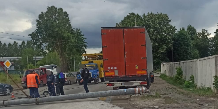 ДТП у Тернополі: водій вантажівки збив електроопору