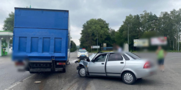 Жахлива автотроща неподалік Тернополя: зіткнулися вантажівка та легковик