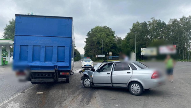 Жахлива автотроща неподалік Тернополя: зіткнулися вантажівка та легковик