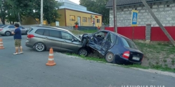 ДТП на Тернопільщині, – внаслідок удару автомобілі викинуло на узбіччя, де стояла 21 річна дівчина
