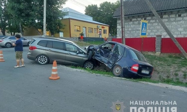 ДТП на Тернопільщині, – внаслідок удару автомобілі викинуло на узбіччя, де стояла 21 річна дівчина