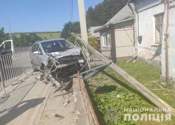 Водій знепритомнів за кермом: автомобіль протаранив огорожу і збив стовп, – ДТП на Тернопільщині