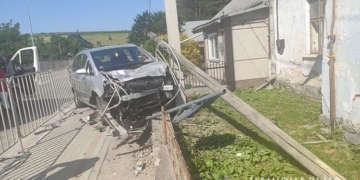 Водій знепритомнів за кермом: автомобіль протаранив огорожу і збив стовп, – ДТП на Тернопільщині
