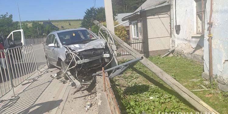 Водій знепритомнів за кермом: автомобіль протаранив огорожу і збив стовп, – ДТП на Тернопільщині