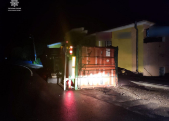 Дивом ніхто не постраждав, – на Тернопільщині нетверезий водій посеред дороги перекинувся на фурі