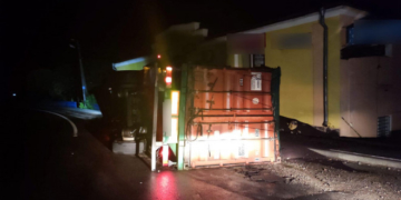 Дивом ніхто не постраждав, – на Тернопільщині нетверезий водій посеред дороги перекинувся на фурі