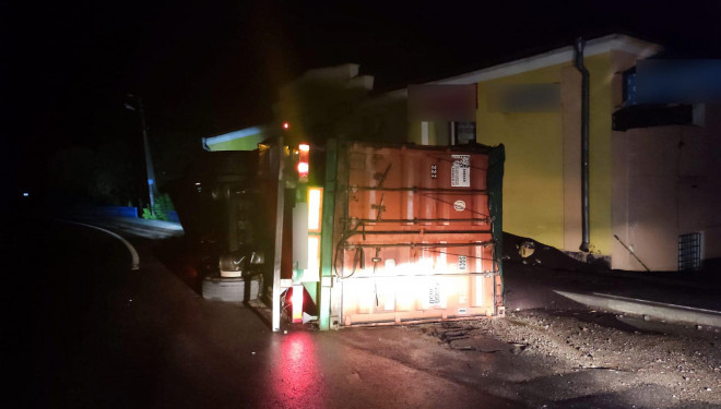 Дивом ніхто не постраждав, – на Тернопільщині нетверезий водій посеред дороги перекинувся на фурі