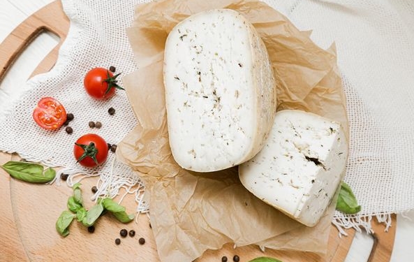 Фермерський молочно-вершковий сир з духмяним ароматом французьких спецій — унікальна рецептура ТМ «Семеро Козенят»