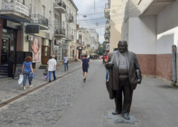 У Тернополі переселенець із Херсону виліз на пам’ятник Гереті, що на вулиці Валовій