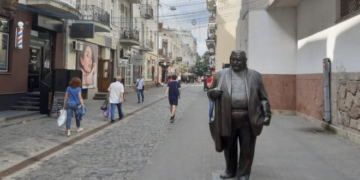 У Тернополі переселенець із Херсону виліз на пам’ятник Гереті, що на вулиці Валовій