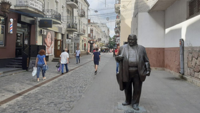 У Тернополі переселенець із Херсону виліз на пам’ятник Гереті, що на вулиці Валовій