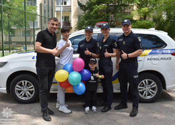 Сюрприз у день народження. 4-річного Сашка з Тернополя привітали патрульні