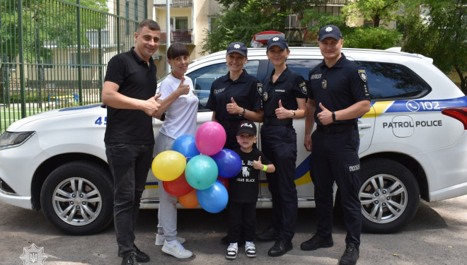 Сюрприз у день народження. 4-річного Сашка з Тернополя привітали патрульні