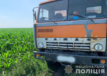 На Тернопільщині водій КАМАЗу переїхав чоловіка, який відпочивав на дорозі