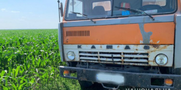 На Тернопільщині водій КАМАЗу переїхав чоловіка, який відпочивав на дорозі