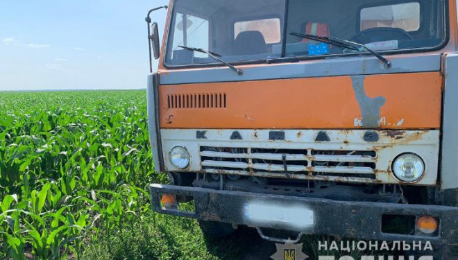 На Тернопільщині водій КАМАЗу переїхав чоловіка, який відпочивав на дорозі