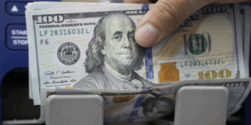 Головний касир одного із відділень банку, що в Тернополі, викрала у клієнтів понад 20 000 доларів