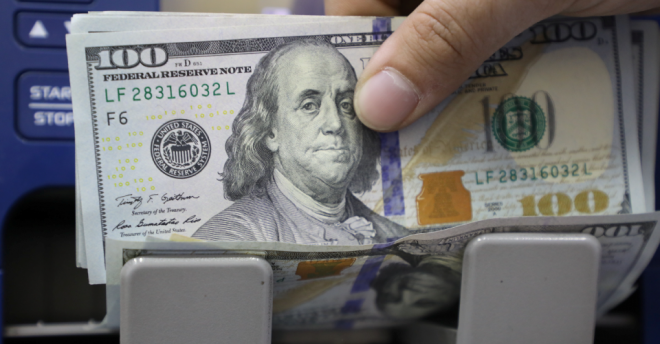 Головний касир одного із відділень банку, що в Тернополі, викрала у клієнтів понад 20 000 доларів