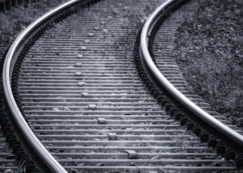 Сидів на колії: у Великих Бірках потяг збив на смерть чоловіка