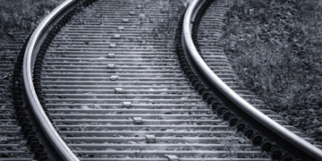 Сидів на колії: у Великих Бірках потяг збив на смерть чоловіка