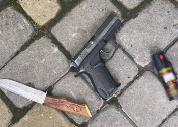 У Тернополі затримали чоловіка що розгулював центром озброєний ножем на пістолетом