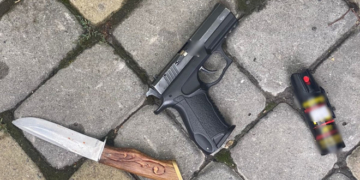 У Тернополі затримали чоловіка що розгулював центром озброєний ножем на пістолетом