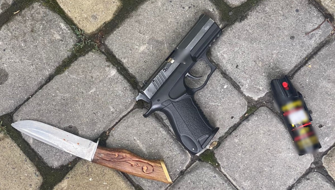 У Тернополі затримали чоловіка що розгулював центром озброєний ножем на пістолетом