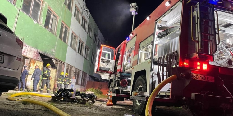 Масштабна пожежа у Тернополі, – більше двох годин боротьби з вогнем на площі 250 м кв