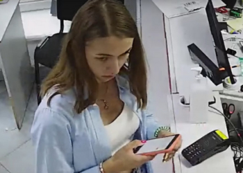 Правоохоронці розшукують дівчину, що здійснила крадіжку у відділенні Нової Пошти