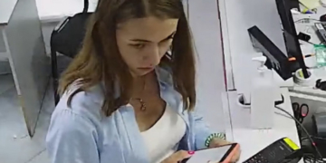 Правоохоронці розшукують дівчину, що здійснила крадіжку у відділенні Нової Пошти