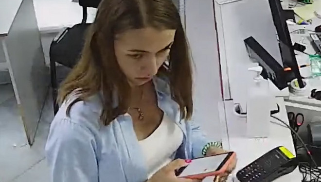 Правоохоронці розшукують дівчину, що здійснила крадіжку у відділенні Нової Пошти