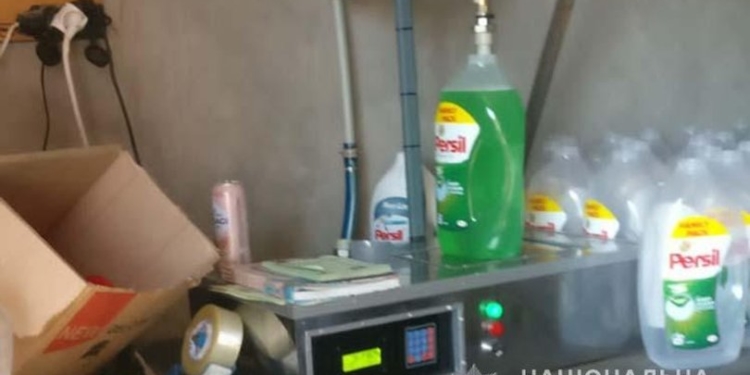 На закинутому заводі на Тернопільщині виявили підпільне виробництво побутової хімії
