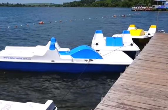 Стрибнув у воду з катамарана: у тернопільському ставі шукають тіло молодика