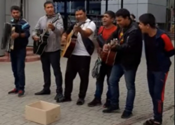 На тернопільському автовокзалі «місцеві» роми створили справжнє свято української музики