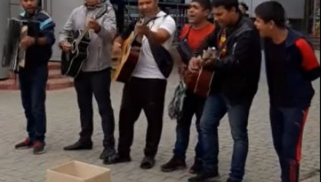 На тернопільському автовокзалі «місцеві» роми створили справжнє свято української музики